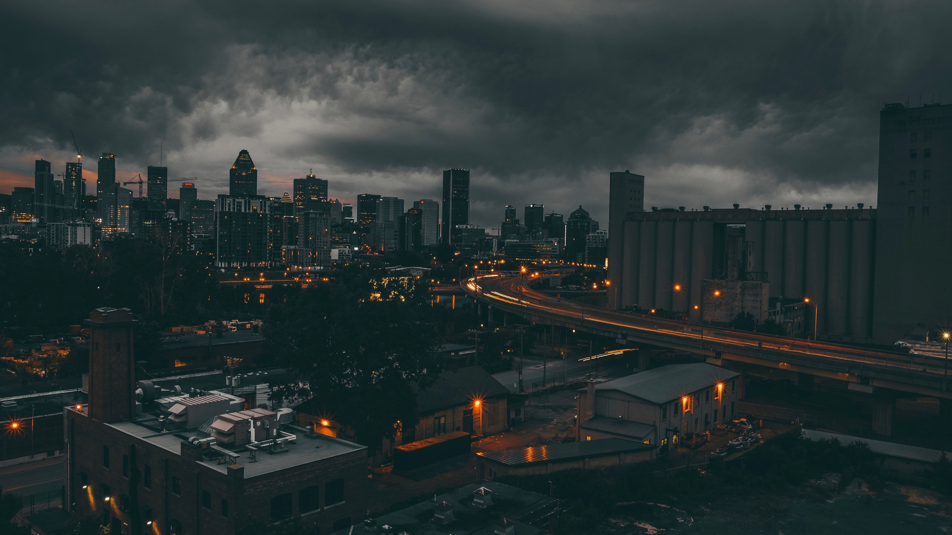 Cloudy Evening Montreal Skycrapper Building