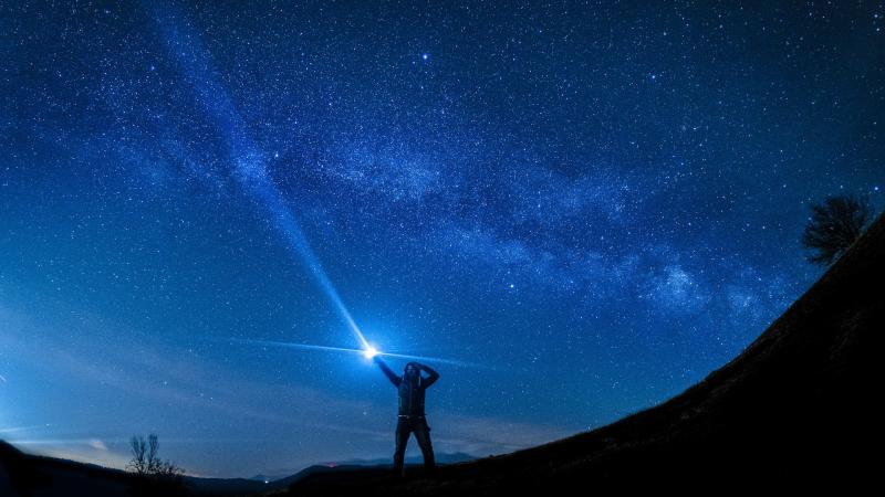 Flashing Light To Sky 4k