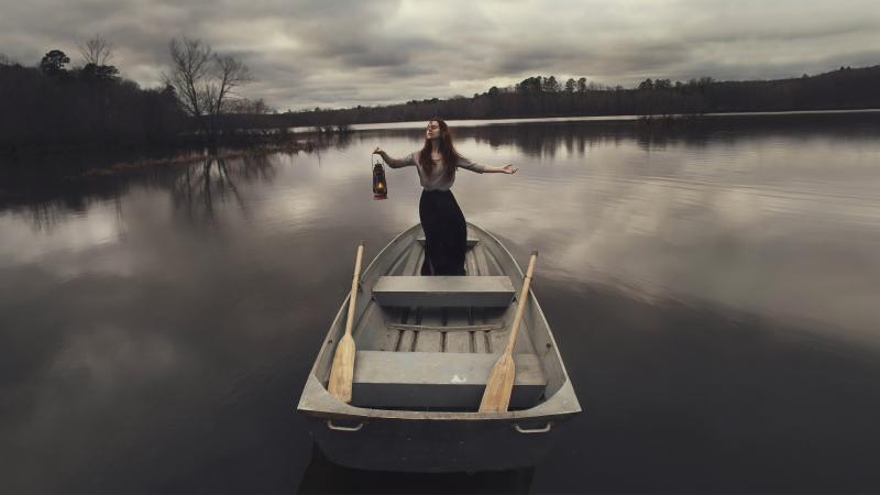 Girl Boat Light 4k