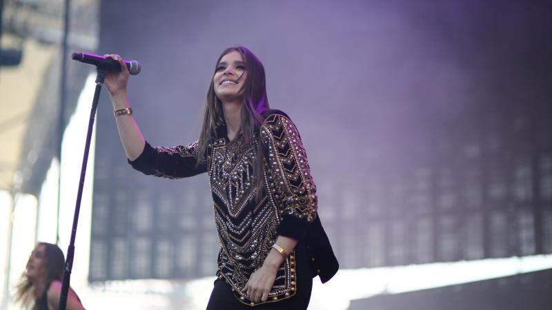 Hailee Steinfeld Performing Live 5k - Wallpaper Download