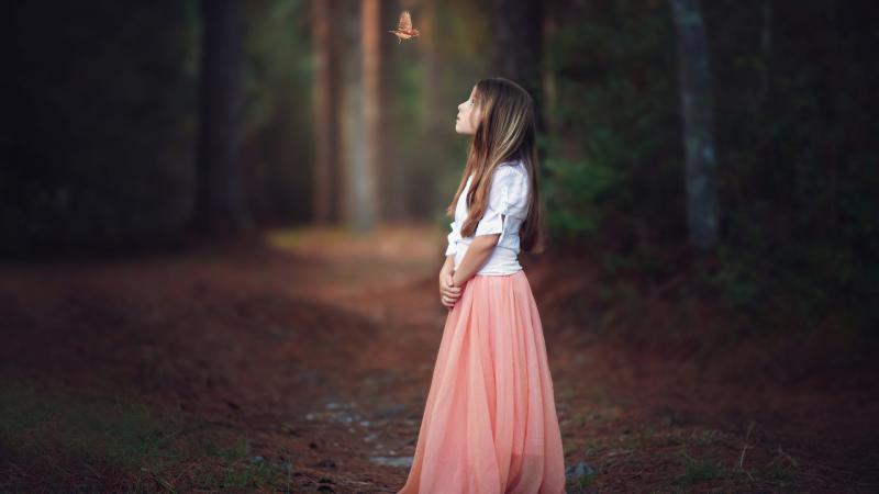 Little Girl Looking At Bird 4k