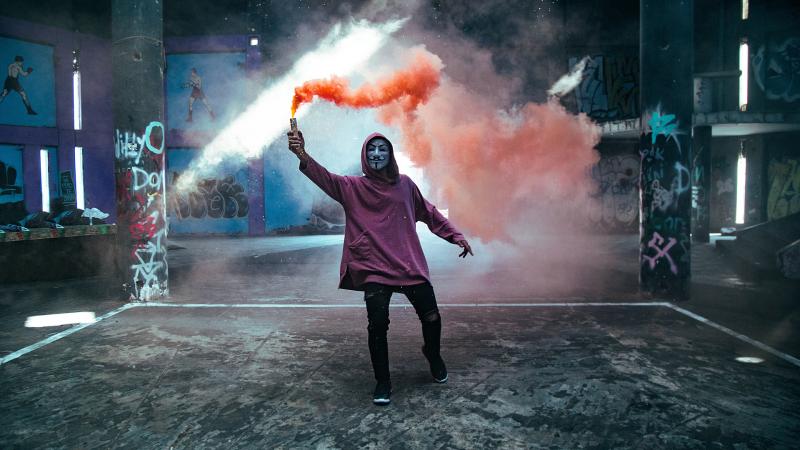 Smoke Bomb Anonymus Mask Guy 5k
