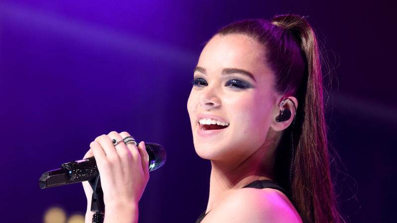 Hailee Steinfeld Singer Cute Smile Live Performing 2018